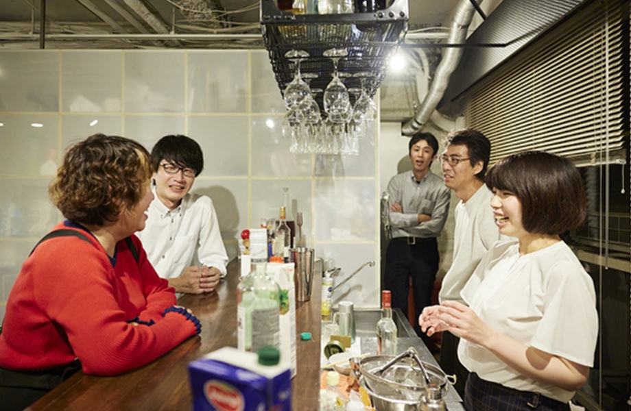 バーで語らう社員